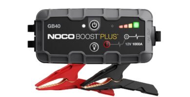 Vista frontal del arrancador de baterías NOCO Boost GB40 con su diseño compacto y portátil