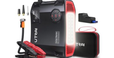 Arrancador de baterías UTRAI JS5 con compresor de aire, mostrando el dispositivo junto a sus accesorios principales: pinzas, infladores y cable USB