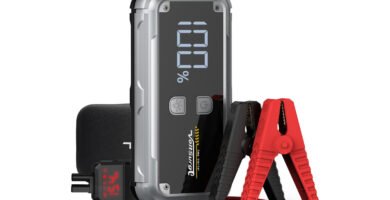 Arrancador de batería VoltSurge 5000A con diseño compacto y pantalla LED, ideal para emergencias y viajes largos.