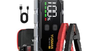Yusman F02 6000A con cables de arranque y pantalla digital mostrando el nivel de batería