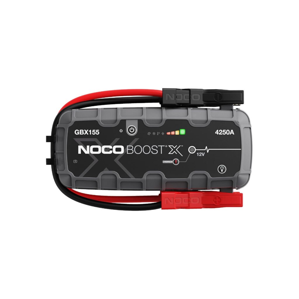 arrancador de baterías NOCO Boost X GBX155, con diseño compacto y cables de arranque inteligentes