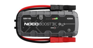 arrancador de baterías NOCO Boost X GBX155, con diseño compacto y cables de arranque inteligentes