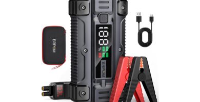 Arrancador de baterías BRPOM BM502 6000A con diseño robusto, pantalla LCD digital y accesorios incluidos como cables de arranque y funda protectora.