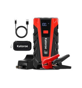 Imagen de un arrancador de batería portátil Katoroe 4000A en color negro y rojo, con pantalla digital y pinzas de arranque. Incluye accesorios como un cable USB y un estuche de almacenamiento.