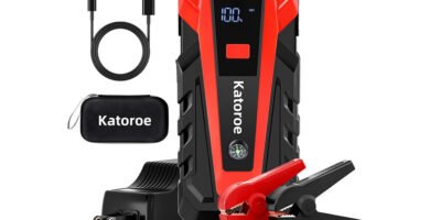 Imagen de un arrancador de batería portátil Katoroe 4000A en color negro y rojo, con pantalla digital y pinzas de arranque. Incluye accesorios como un cable USB y un estuche de almacenamiento.