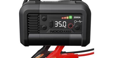 📌 Arrancador de batería NOCO Boost Air AX65 de 2000A con compresor de aire integrado y pantalla digital, ideal para emergencias en carretera.