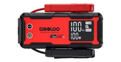 Vista frontal del arrancador de batería GOOLOO GT6000 con pantalla LED, botón BOOST y diseño robusto en rojo y negro