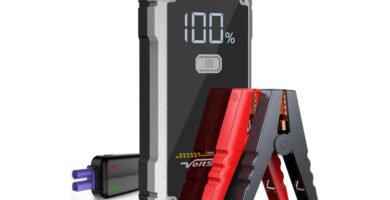 Vista principal del arrancador de coche VoltSurge D056 con pinzas inteligentes y pantalla digital del 100% de carga