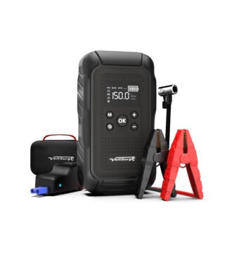 Vista frontal del arrancador VoltSurge D04 junto con sus pinzas, manguera de aire y estuche, destacando su diseño robusto y pantalla digital de inflado a 150.0 PSI