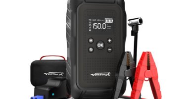 Vista frontal del arrancador VoltSurge D04 junto con sus pinzas, manguera de aire y estuche, destacando su diseño robusto y pantalla digital de inflado a 150.0 PSI