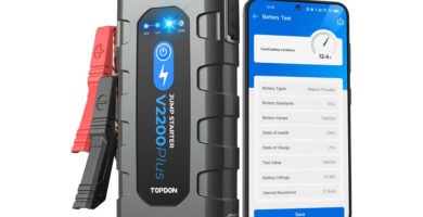 Arrancador TOPDON V2200 PLUS con 2200A y comprobador de batería, junto a la aplicación móvil de diagnóstico.