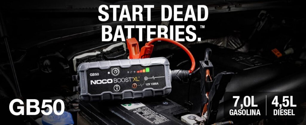 Arrancador de baterías NOCO Boost GB50 en funcionamiento sobre batería de coche, arrancando motor de gasolina.