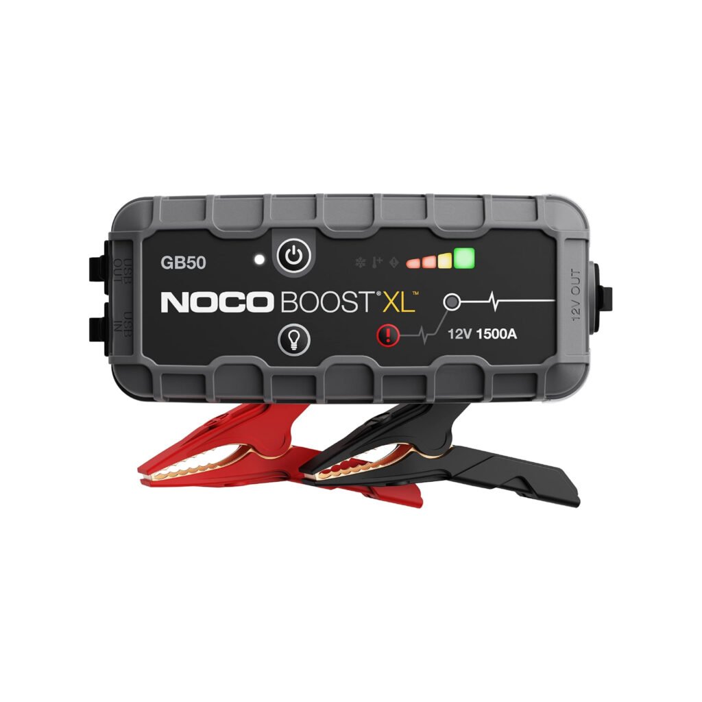 Vista del NOCO Boost GB50 con diseño compacto, carcasa robusta y pinzas de arranque de alta precisión.