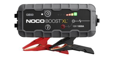 Vista del NOCO Boost GB50 con diseño compacto, carcasa robusta y pinzas de arranque de alta precisión.