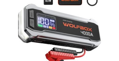 WOLFBOX 4000A con pantalla digital, pinzas inteligentes y accesorios incluidos como cable y cargador de 65W.