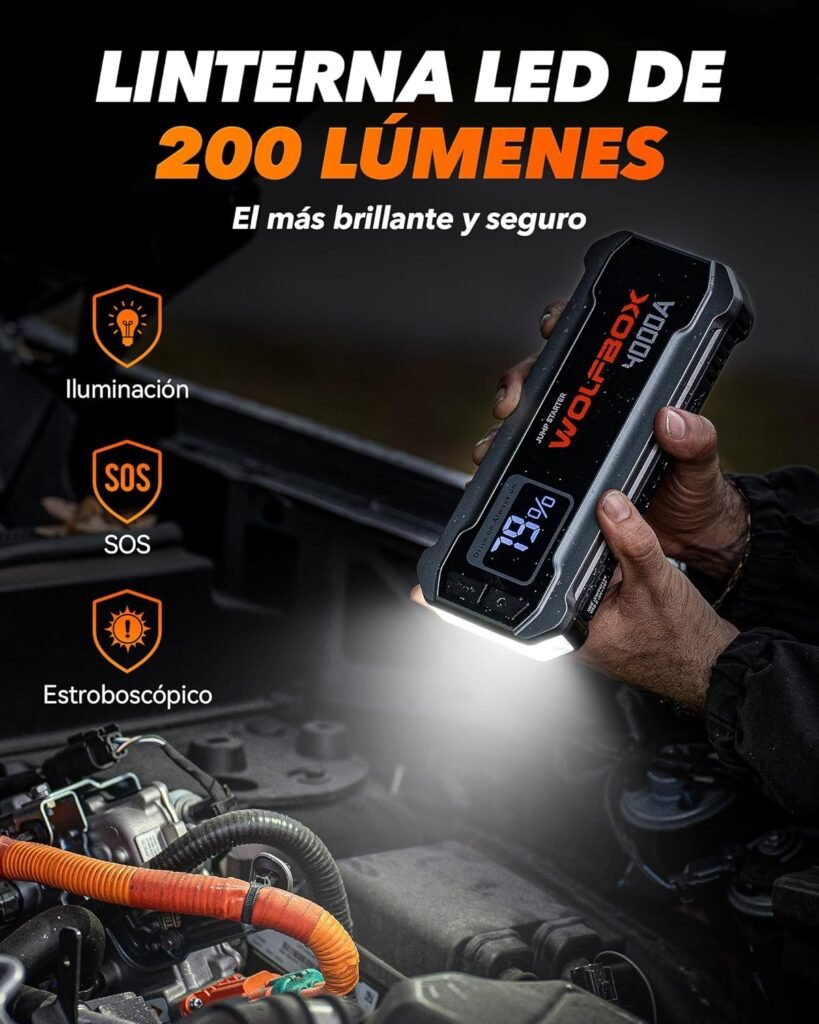 Uso de la linterna LED de 200 lúmenes integrada en el WOLFBOX 4000A, con modos iluminación, SOS y estroboscópico.