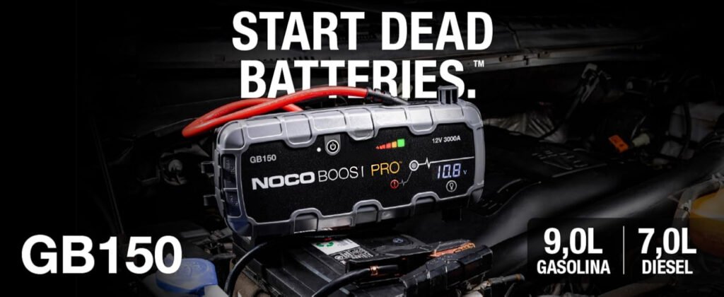 Arrancador de batería NOCO Boost GB150 conectado al motor, ideal para vehículos de gasolina hasta 9.0L y diésel hasta 7.0L